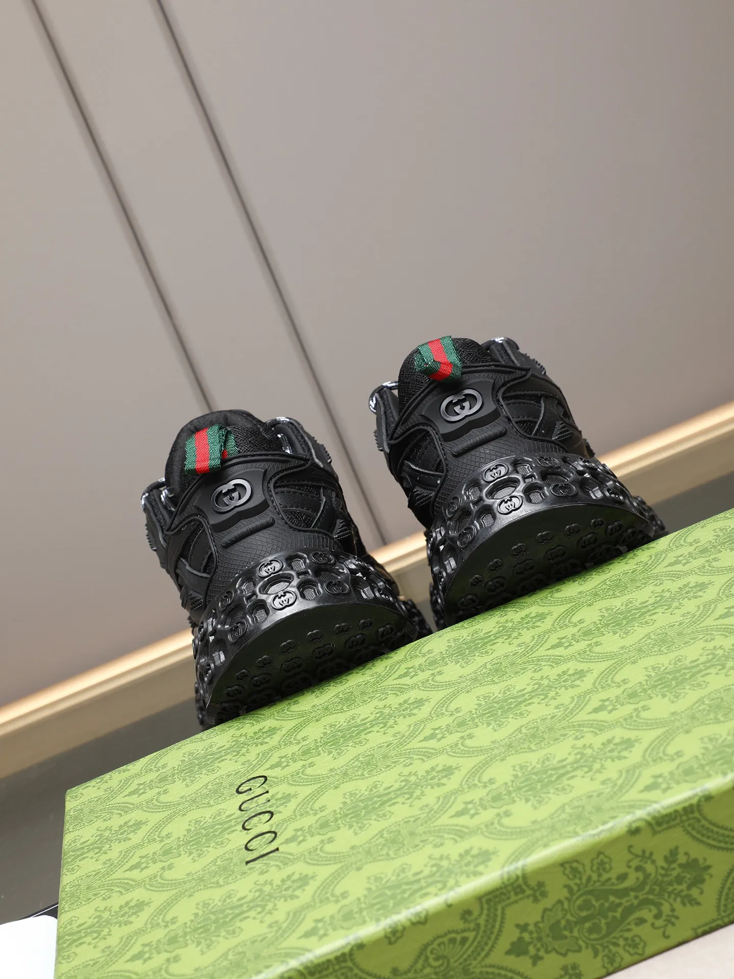 Men's men's shoes 💰660 Gucci Ri men's shoes 💰le series 2025 casual sports shoes, buy the original and accurately reproduce it! Restore the quality of details, Gucci Ri men's shoes 💰le series sports shoes are made with innovative stitching technology to create a flowing texture like water. The cowhide leather is paired with three-dimensional interlocking Double G leather patches and Gucci letter accessories, creating a free flowing texture of the entire shoe with a 3D effect. A classic and versatile piece that feels super comfortable on your feet! 38-44 (45 customized)